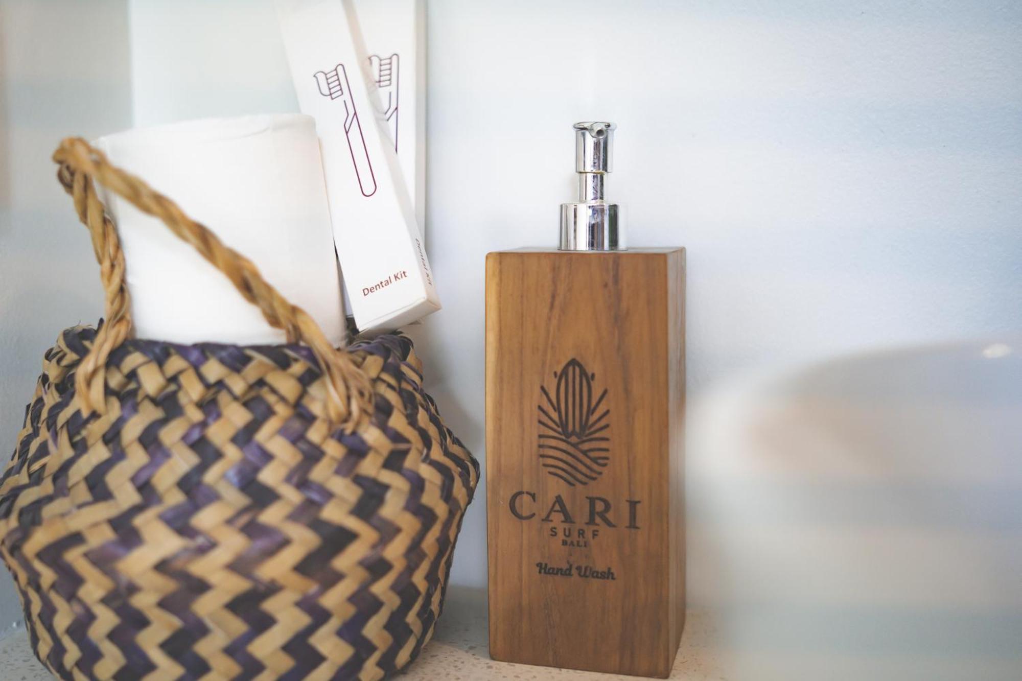 Cari Surf Camp & Studio'S Uluwatu  Bilik gambar